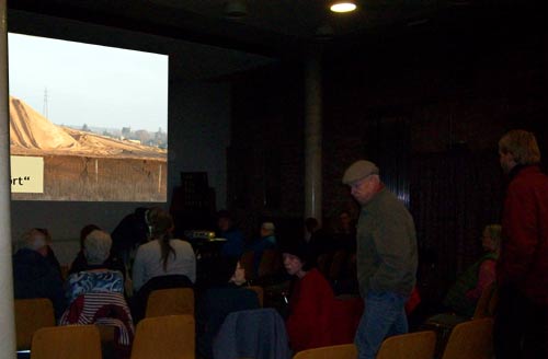 Besucher setzen sich am Filmabend. D. Diehl